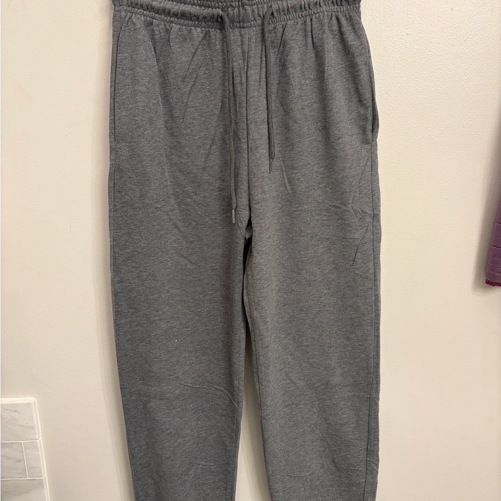 Woman's  Gray Sweatpants size small elastic waist and ankle. Pockets  nwot
